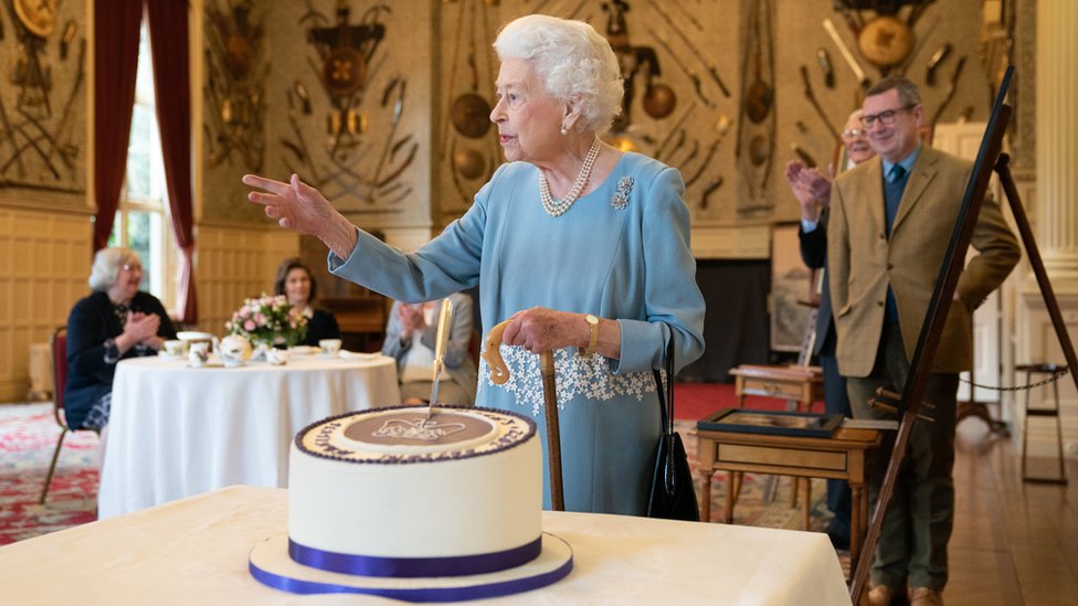 Kraljevska porodica i platinasti jubilej: Počelo obeležavanje 70 godina vladavine kraljice Elizabete Druge, princ Čarls odao počast „izvanrednoj“ kraljici 3 Queen Elizabeth II with celebration cake
