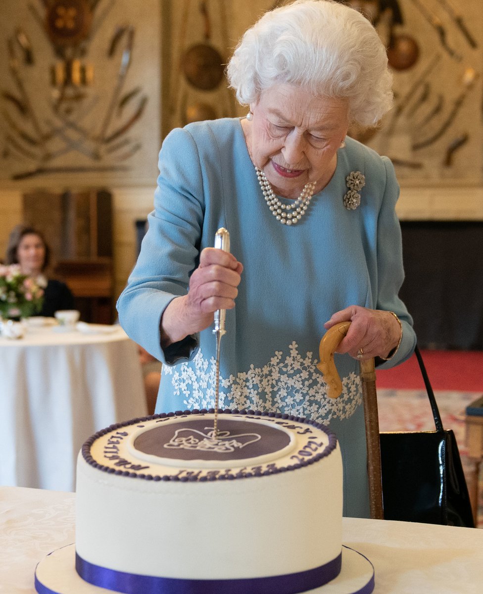 Kraljevska porodica i platinasti jubilej: Počelo obeležavanje 70 godina vladavine kraljice Elizabete Druge, princ Čarls odao počast „izvanrednoj“ kraljici 5 Queen Elizabeth II cutting a cake