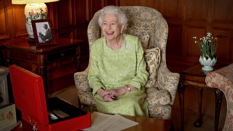 Kraljevska porodica i platinasti jubilej: Počelo obeležavanje 70 godina vladavine kraljice Elizabete Druge, princ Čarls odao počast „izvanrednoj“ kraljici 1 The Queen, pictured on her Platinum Jubilee