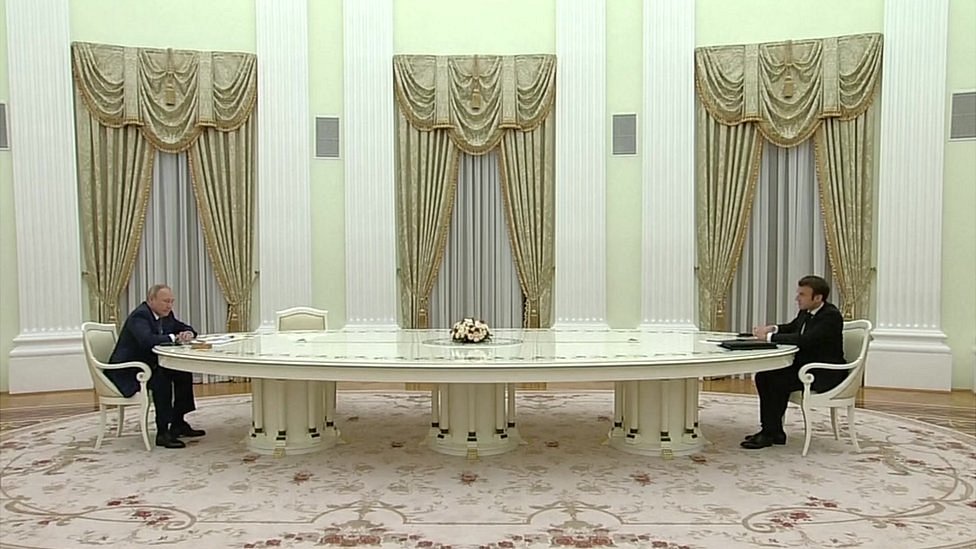 Ukrajinska kriza: Rusija i Belorusija počinju velike vojne vežbe - najveće razmeštanje ruskih trupa od Hladnog rata 3 Putin (left) and Macron (right) meet in Moscow