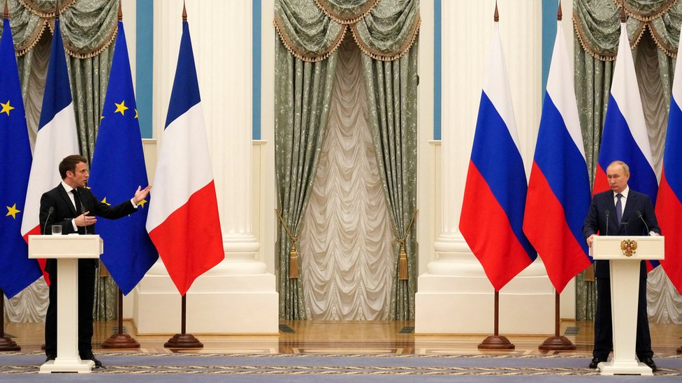 Kriza u Ukrajini: Francuski predsednik Emanuel Makron kod Putina - naredni dani su ključni, uveren da sukob može da bude izbegnut 1 Makron i Putin na konferenciji za novinare