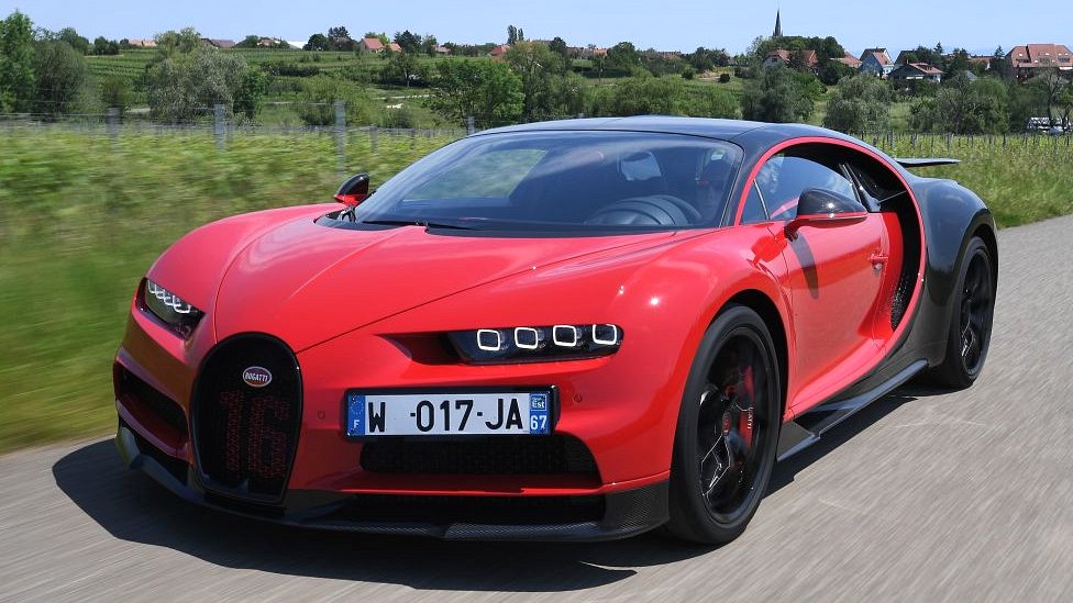 Saobraćaj i bezbednost: Češki milioner pod istragom zbog sumnje da je vozio 417 na sat po autoputu u Nemačkoj 1 A driver steers a Bugatti Chiron near the luxury automobiles manufacturer Bugatti's headquarters in Molsheim, eastern France (2019 file picture)