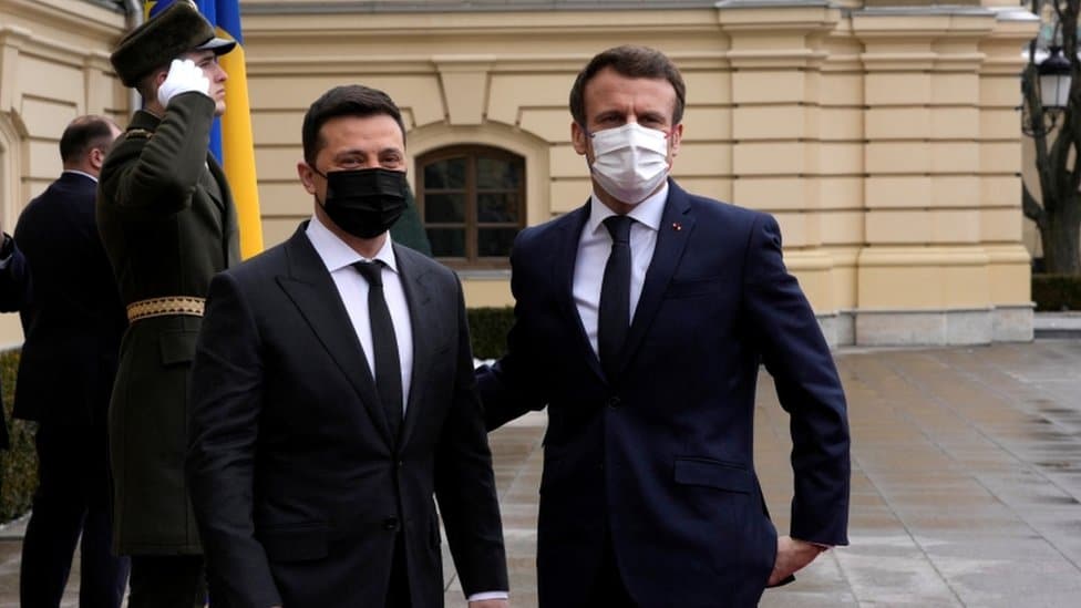 Ukrajinska kriza: Rusija nećete napasti Ukrajinu, tvrdi Makron posle sastanka sa Putinom, Francuska obećala pomoć od 1,2 milijarde evra 1 Ukrainian President Volodymyr Zelensky welcomes French President Emmanuel Macron before their talks in Kyiv, Ukraine February 8, 2022