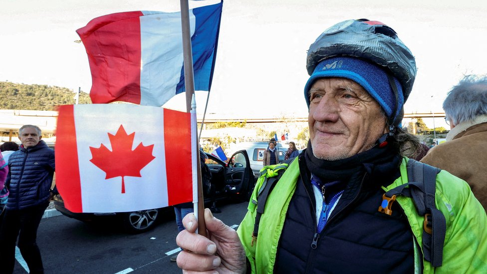 Korona virus. Kanada i Francuska: Vlasti u Parizu zabranile Konvoj slobode, vanredno stanje u kanadskoj pokrajini Ontario 1 A man holds a stick with the Canada and France flags