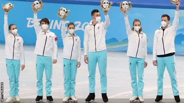 Zimske olimpijske igre u Kini: Zašto ruski klizači još nisu dobili zlatne medalje i kakve veze Kamila Valijeva ima s tim 2 The ROC claimed the team figure skating gold on Monday night