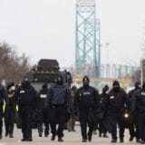 Korona virus i protesti: Policija u Kanadi rasterala demonstrante sa graničnog mosta, u Otavi i dalje vanredno stanje 5