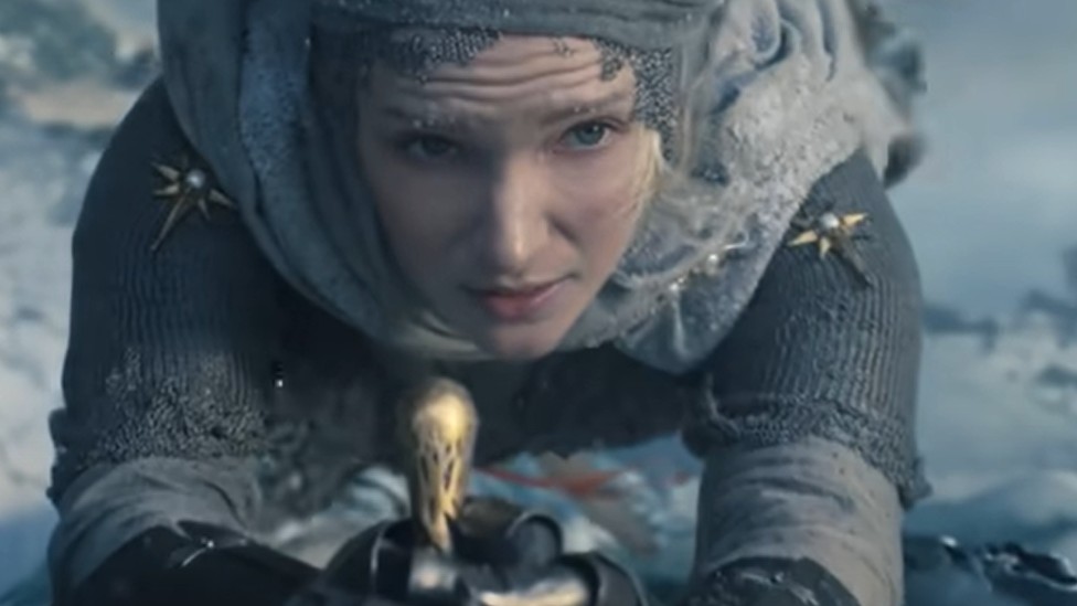 Televizija i serije: Prvi tizer za „Gospodar prstenova: Prstenovi moći” - čega tamo negde još ima 1 A young Galadriel, played by Morfydd Clark, is shown scaling up an icy cliff face in the new trailer
