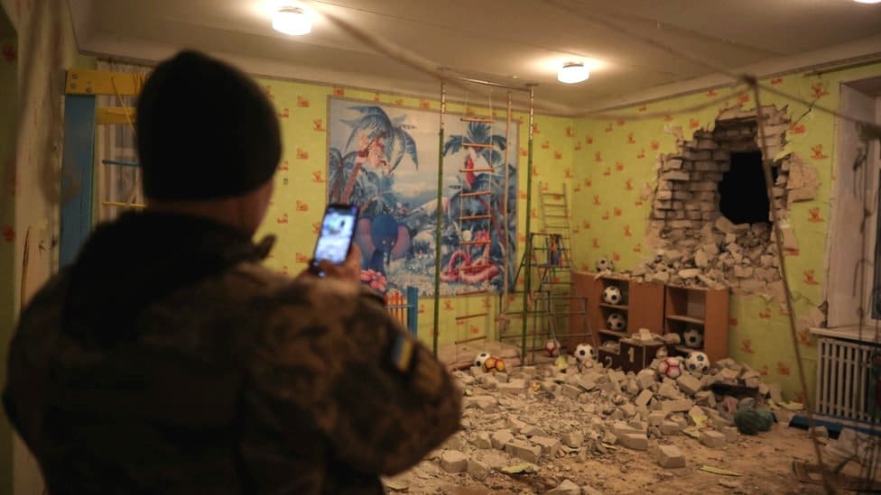 Ukrajinska kriza: Nemačka optužuje - Rusija se ponašao kao da je Hladni rat 1 A damaged kindergarten in Ukraine's contested east