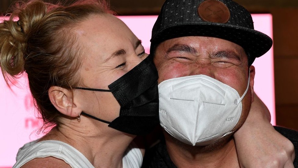 Korona virus: U Srbiji pada broj novozaraženih, ali ne i preminulih, Australija otvorila granice posle skoro dve godine 1 Two people with joyful expressions reunite at Sydney Airport