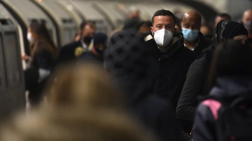 Korona virus, Evropa i svet: Dok Engleska ukida sve mere, kako je u drugim zemljama 2 Passengers wear masks on an underground train station in London, UK, 27 January 2022.