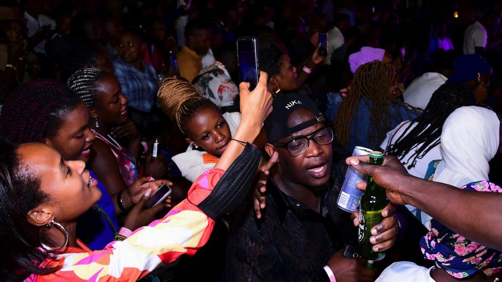 Korona virus, Evropa i svet: Dok Engleska ukida sve mere, kako je u drugim zemljama 5 Revellers are seen at Levels Lounge after Uganda's president Yoweri Museveni reopened the economy, January 31, 2022.