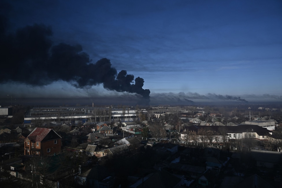 Ruski napad na Ukrajinu u fotografijama 1 Black smoke rises from a military airport in Chuguyev near Kharkiv on February 24, 2022