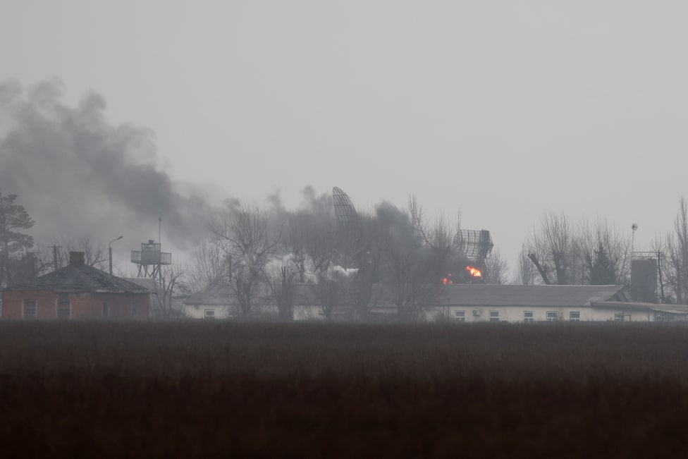 Ruski napad na Ukrajinu u fotografijama 5 Smoke is seen coming out of a military installation near the airport, after Russian President Vladimir Putin authorized a military operation in eastern Ukraine, in Mariupol, 24 February 2022