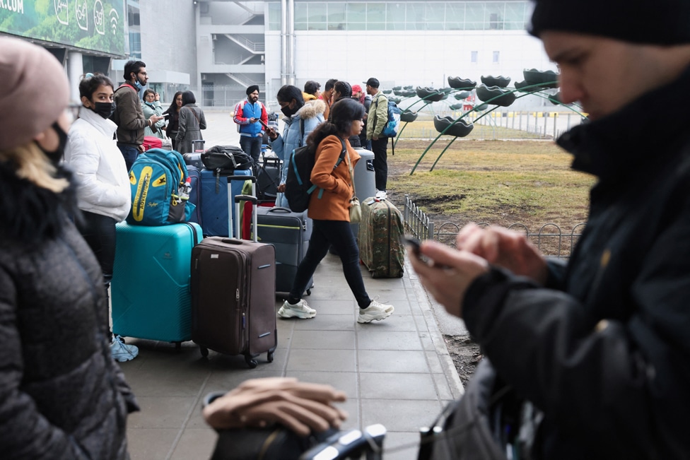 Ruski napad na Ukrajinu u fotografijama 9 People wait at Kyiv Airport on 24 February 2022