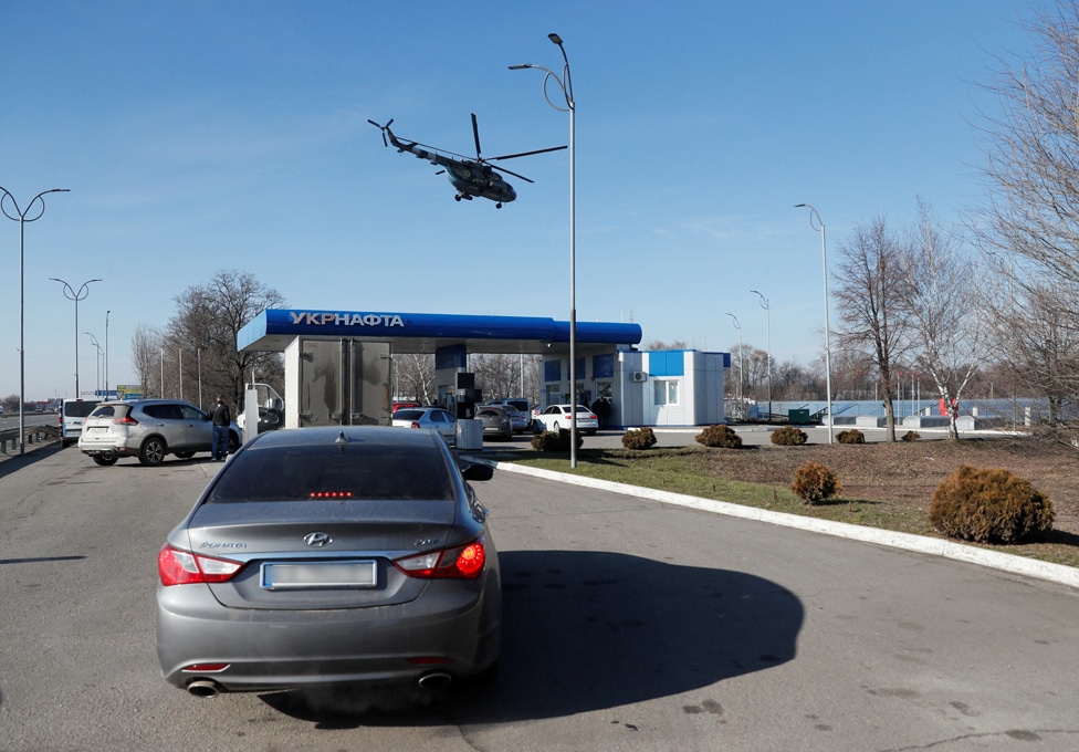 Ruski napad na Ukrajinu u fotografijama 10 Ukrainian military helicopter flies over a gas station, after Russian President Vladimir Putin authorized a military operation in eastern Ukraine, outside the city of Dnipro, Ukraine 24 February 2022