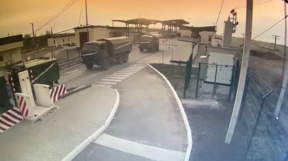 Ruski napad na Ukrajinu u fotografijama 2 Handout screengrab taken from CCTV issued by State Border Guard Service of Ukraine of Russian military vehicles moving across the border from Crimea into Ukraine (exact location not given), on 24 February 2022
