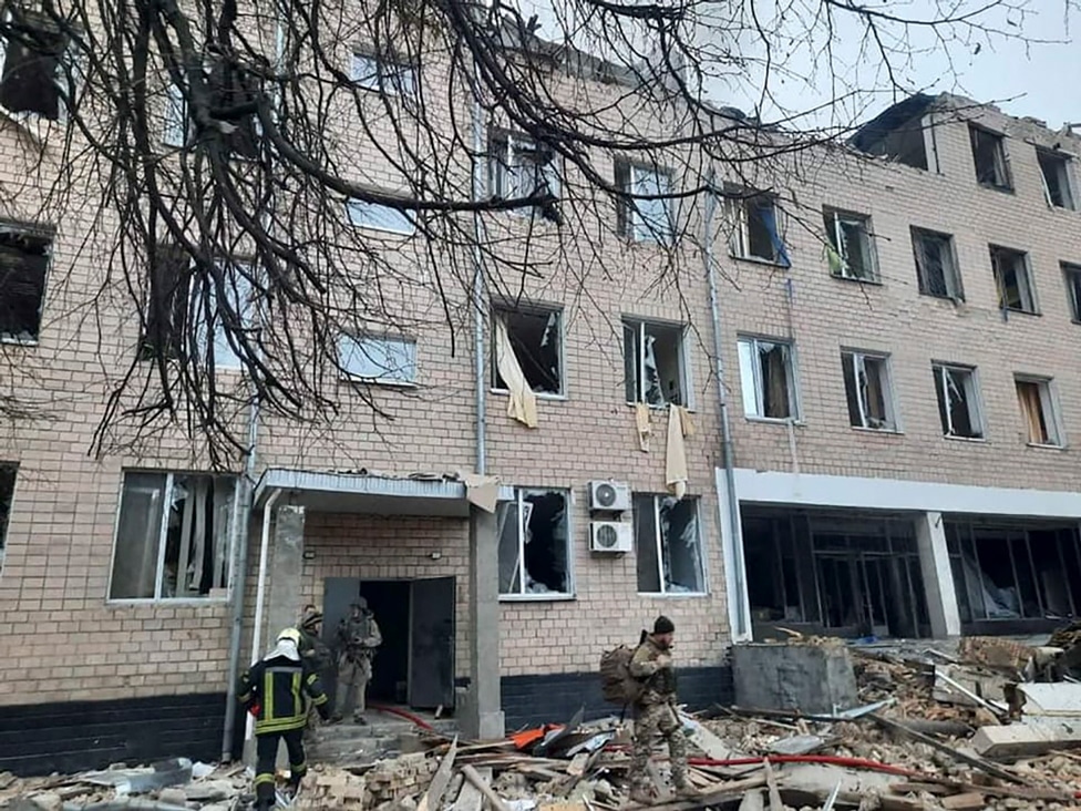 Ruski napad na Ukrajinu u fotografijama 6 A handout photo made available by the Ukrainian Interior Ministry"s press service shows the aftermath of an explosion in the premises of a military unit building in Kyiv, Ukraine, 24 February 2022