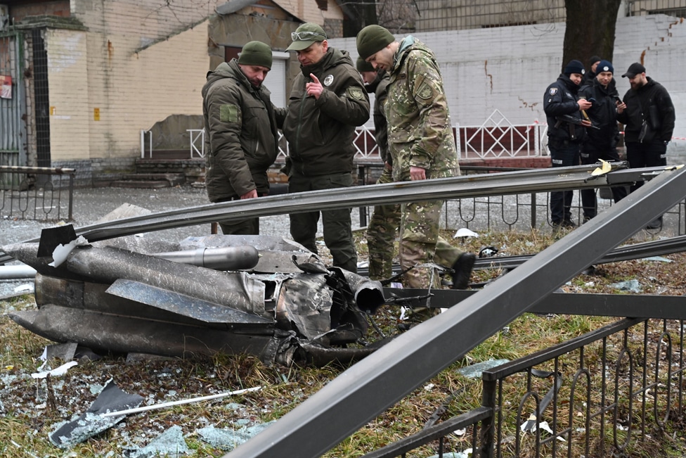Ruski napad na Ukrajinu u fotografijama 7 Police and security personnel inspect the remains of a shell in a street in Kyiv on 24 February 2022