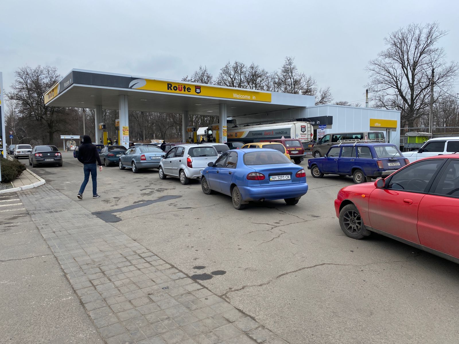 Cars queue for petrol in Konstiantynivka