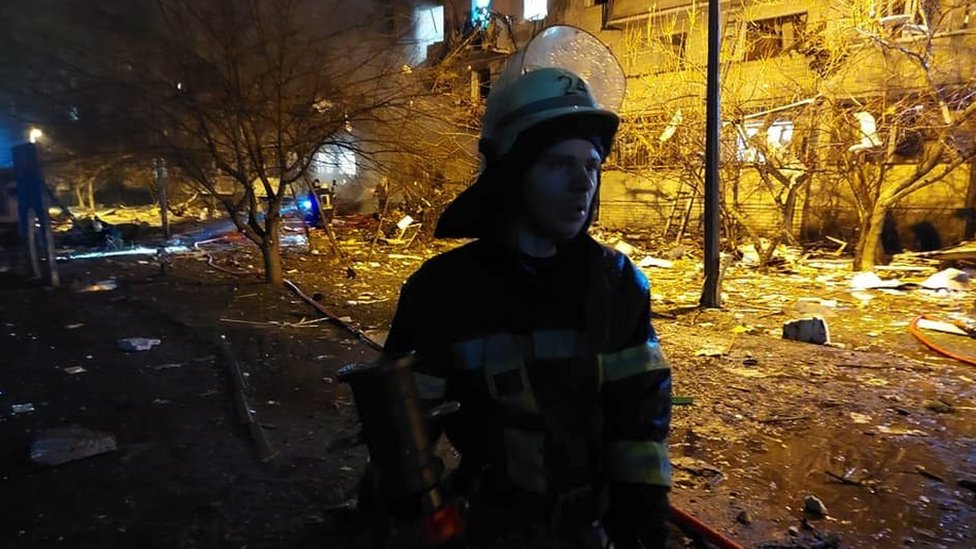 Vatrogasci stižu do stambenog bloka u kojem živi Olgina porodica