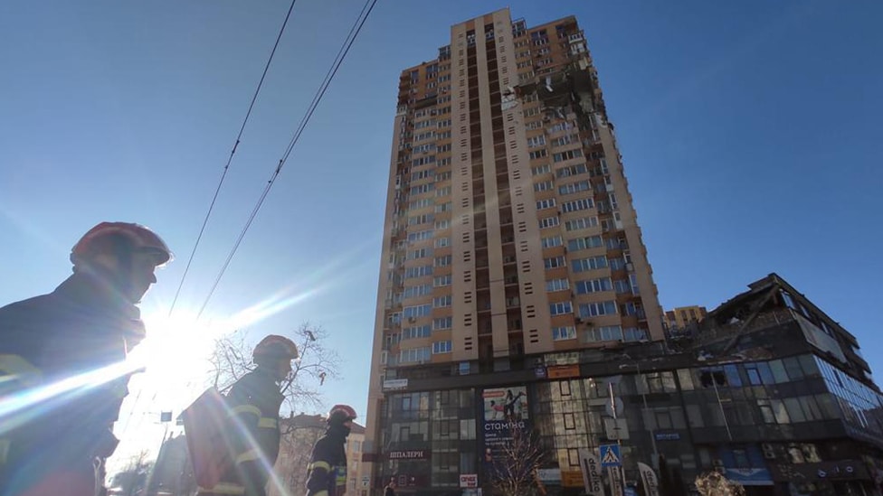 U subotu, 26. februara, trećeg dana ruske invazije, projektil je pogodio stambenu zgradu u naselju u blizini kijevskog aerodroma Žuljani