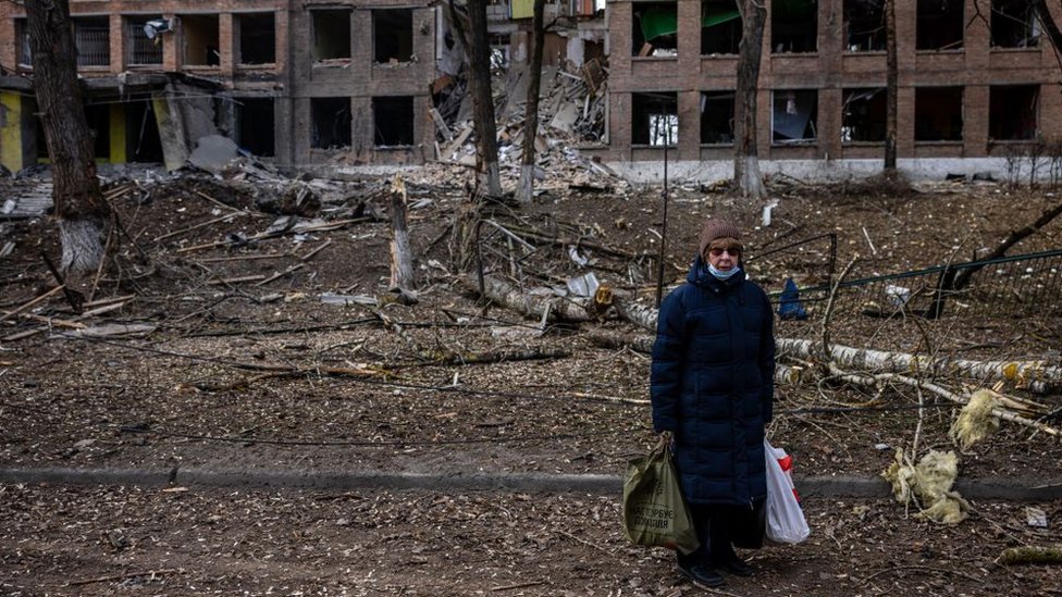 Rusija i Ukrajina: Dan peti - šta znamo do sada 2 A woman stands in front of a destroyed building after a Russian missile attack in the town of Vasylkiv, near Kyiv, on February 27, 2022