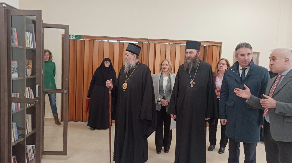 Manastir Hilandar vranjskoj Javnoj biblioteci donirao blizu 900 knjiga i rukopisa 1