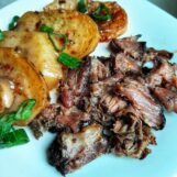 184309405_264934981999238_8062784685198101769_n Recept: Juneći repovi u saftu 4