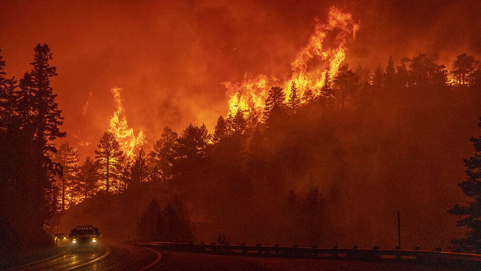 Više od 480 vatrogasaca i 120 vozila angažovano u gašenju požara kod Atine 1