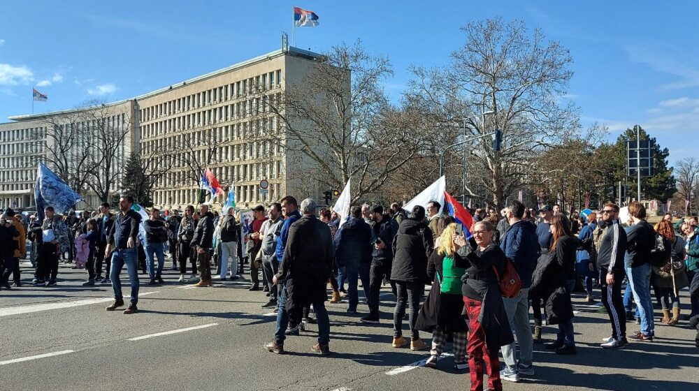 Incident na protestu: Automobil prošao kroz masu gurajući ljude (VIDEO) 1