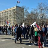 Incident na protestu: Automobil prošao kroz masu gurajući ljude (VIDEO) 15