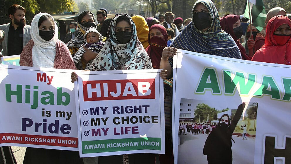 U indijskoj državi Utar Pradeš prvi krug izbora, protesti zbog zabrane hidžaba u školama u državi Karnatak 1