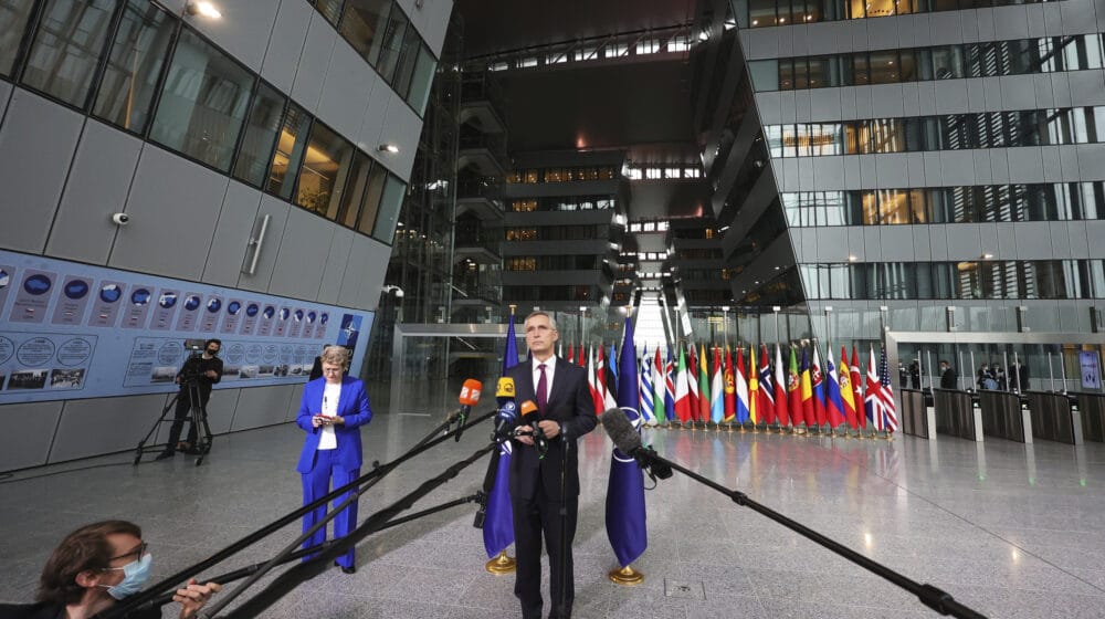 NATO: Rusija nastavlja da gomila trupe blizu Ukrajine 1