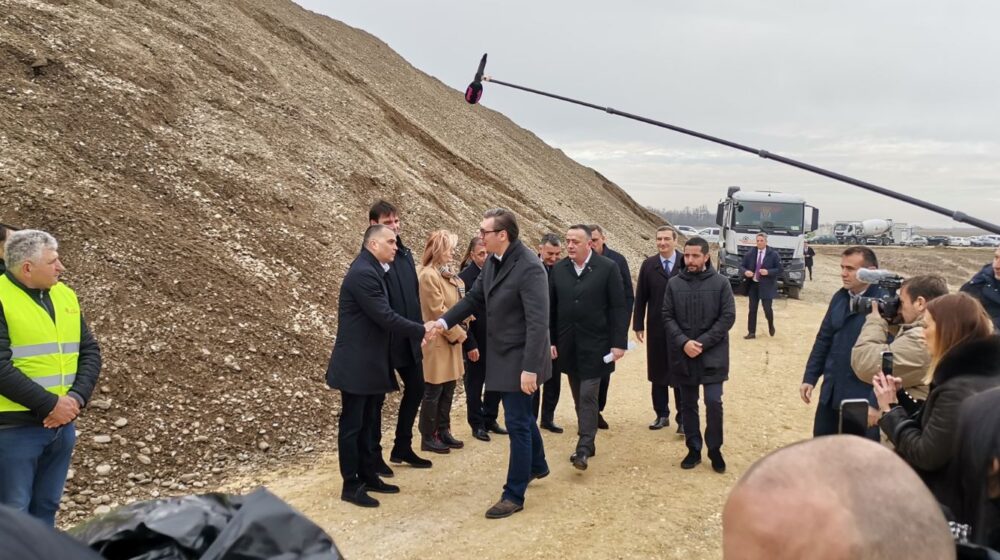 Vučić u Mačvanskom Prnjavoru: Putovanje između Beograda i Loznice trajaće sat i 10 minuta 1