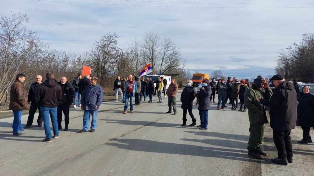 Meštani sela oko Bora blokirali puteve zbog Ziđina, traže da država stane iza njih 1