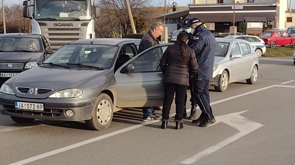 Napadač na novinara N1 iz Kragujevca na blokadi u Levču biće optužen za nasilničko ponašanje 1