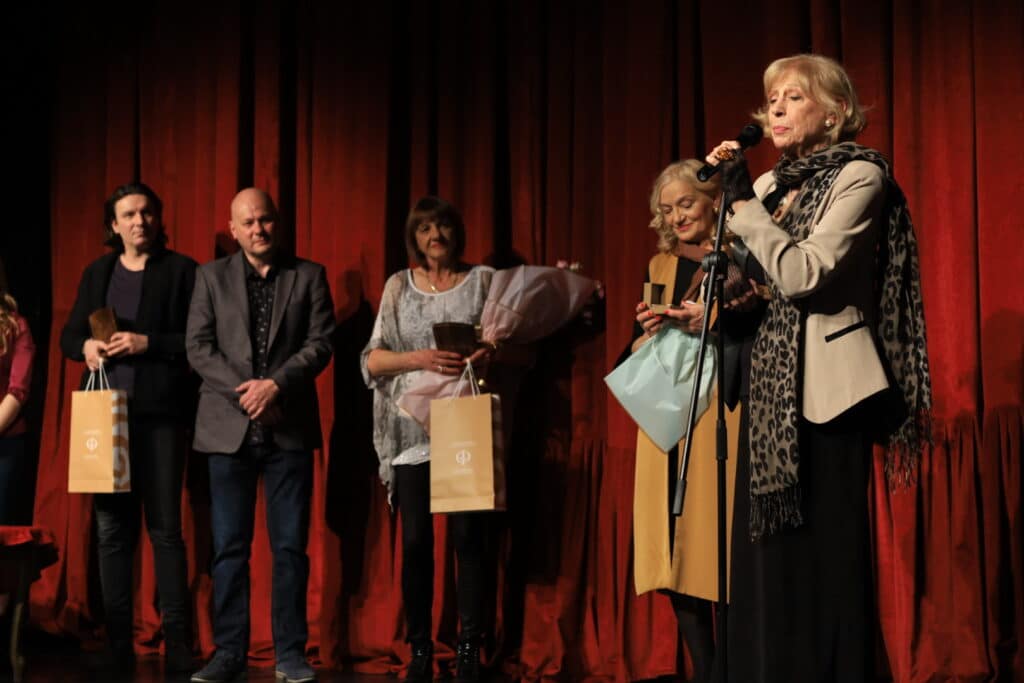 Glumici Branki Petrić uručena Statueta "Joakim Vujić" u kragujevačkom Teatru 2 Glumici Branki Petrić uručena Statueta "Joakim Vujić" u kragujevačkom Teatru 2