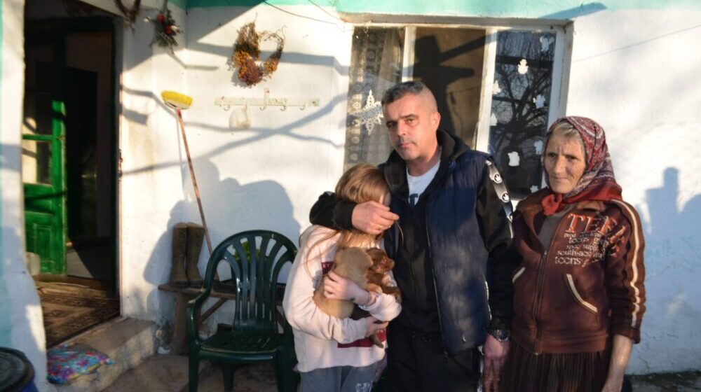 Teška sudbina porodice iz sela Toplac kod Vranja: Devojčica živi sa tatom i babom u trošnoj kući bez vode 1