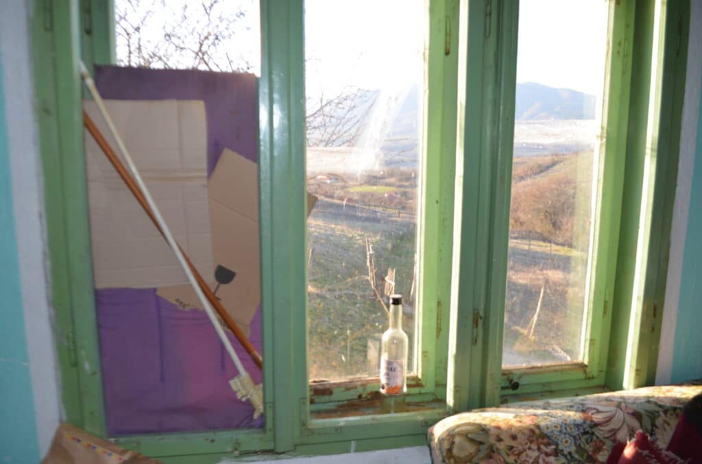 Teška sudbina porodice iz sela Toplac kod Vranja: Devojčica živi sa tatom i babom u trošnoj kući bez vode 2