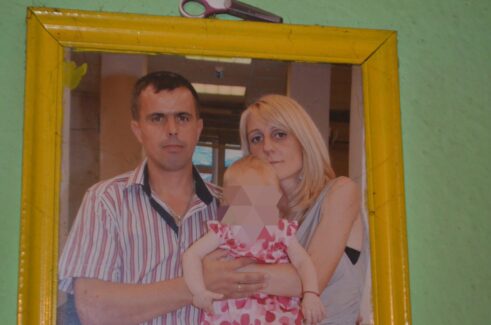 Teška sudbina porodice iz sela Toplac kod Vranja: Devojčica živi sa tatom i babom u trošnoj kući bez vode 12