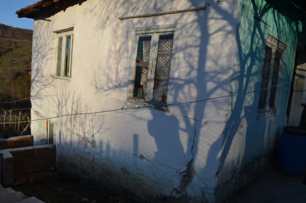 Teška sudbina porodice iz sela Toplac kod Vranja: Devojčica živi sa tatom i babom u trošnoj kući bez vode 3