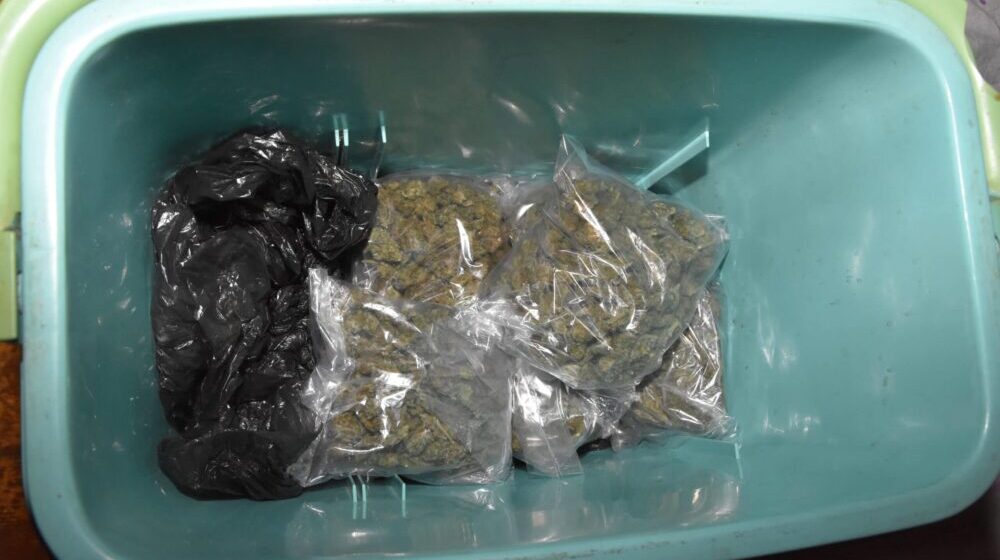 Subotička policija uhapsila mladića kome je pronašla drogu i oružje 1