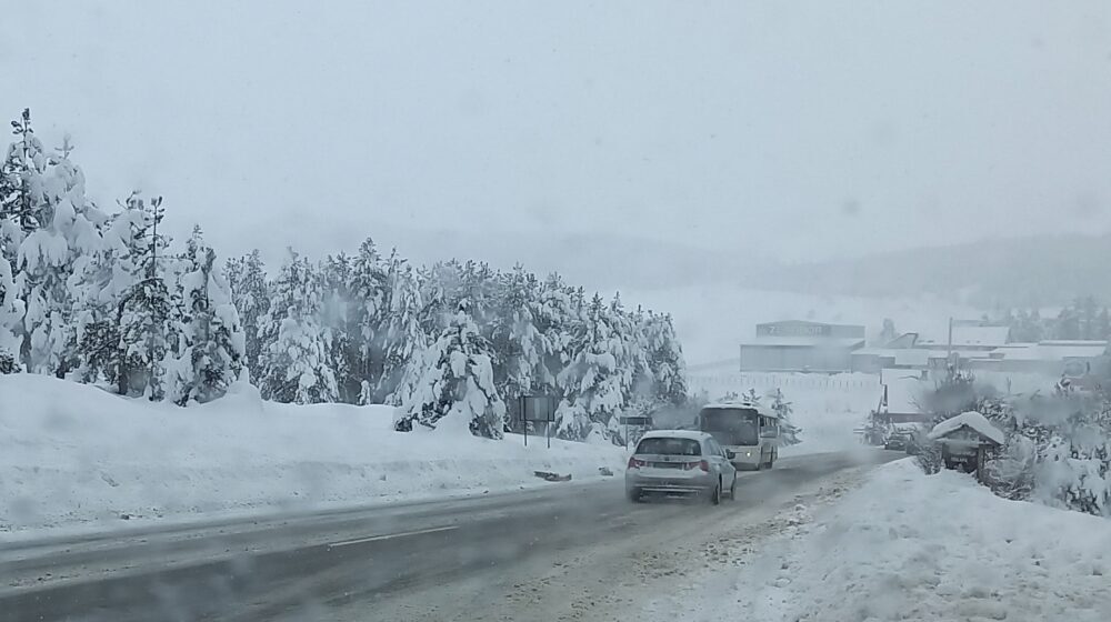 Snežni nanosi na Zlatiboru i oko Nove Varoši usporavaju saobraćaj 1