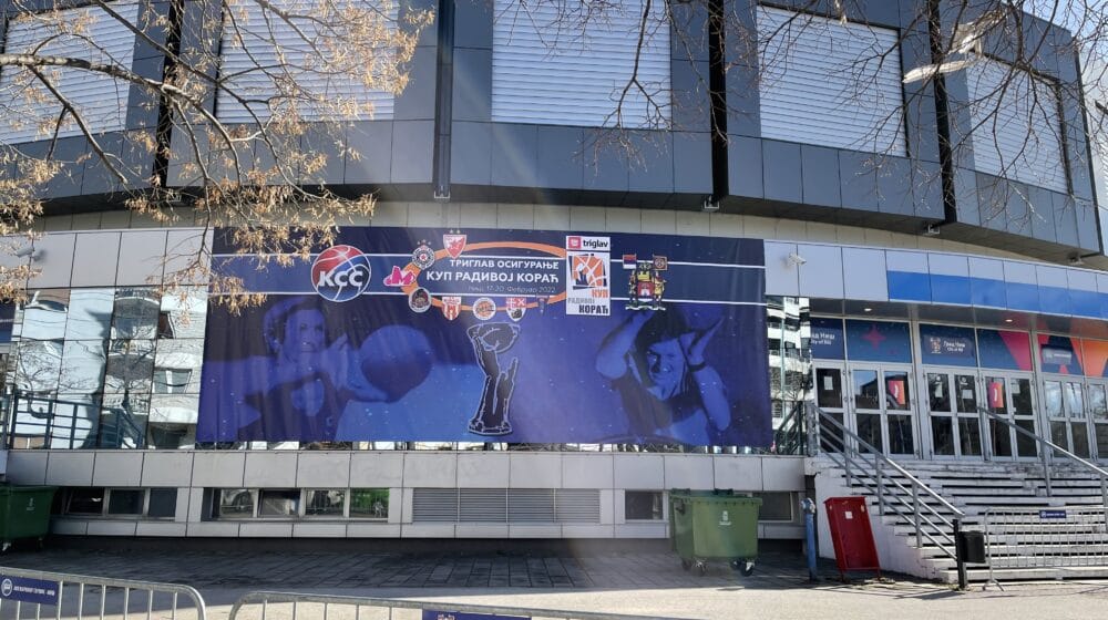 Prvi mečevi Evropskog prvenstva u košarci za juniore u Nišu postali “dobacivanje lopte”: Zbog nevremena prokišnjavale sportske hale 1