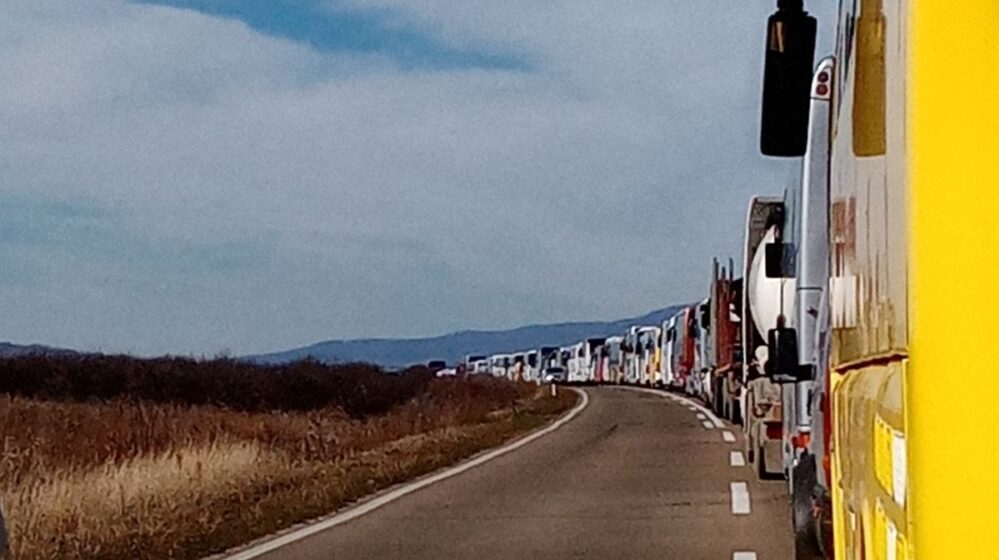 Kolona autobusa naprednjaka krenula u Merošinu da pozdravi Vučića, sprečio ih prevrnuti bager 1