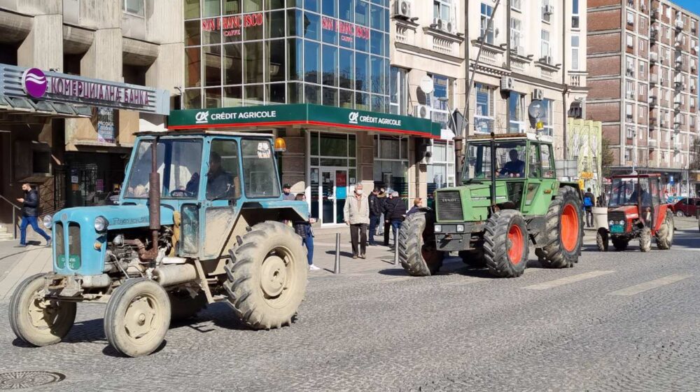 Ministar Nedimović i poljoprivrednici u Šapcu nisu postigli dogovor, protestna vožnja kroz grad 1