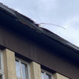 Učenica u Nišu izašla sa časa kroz prozor i popela se na krov škole 7