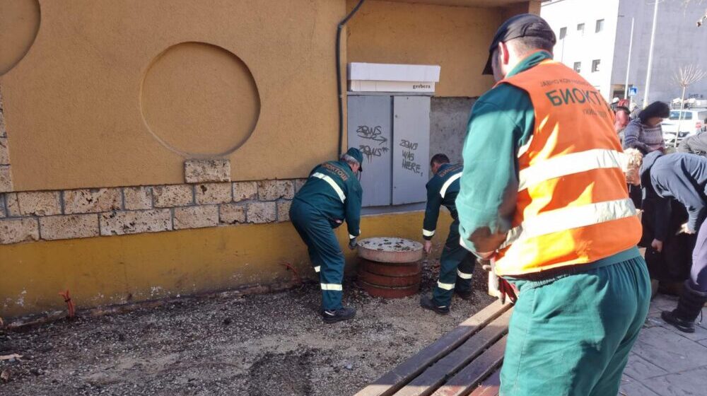 Počelo čišćenje prostora oko Cvetne pijace, građani očekuju da im se vrate i zelene površine (FOTO) 1