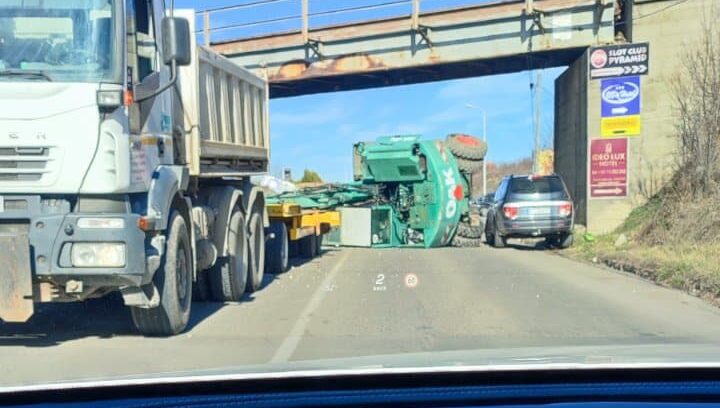 Kolona autobusa naprednjaka krenula u Merošinu da pozdravi Vučića, sprečio ih prevrnuti bager 2
