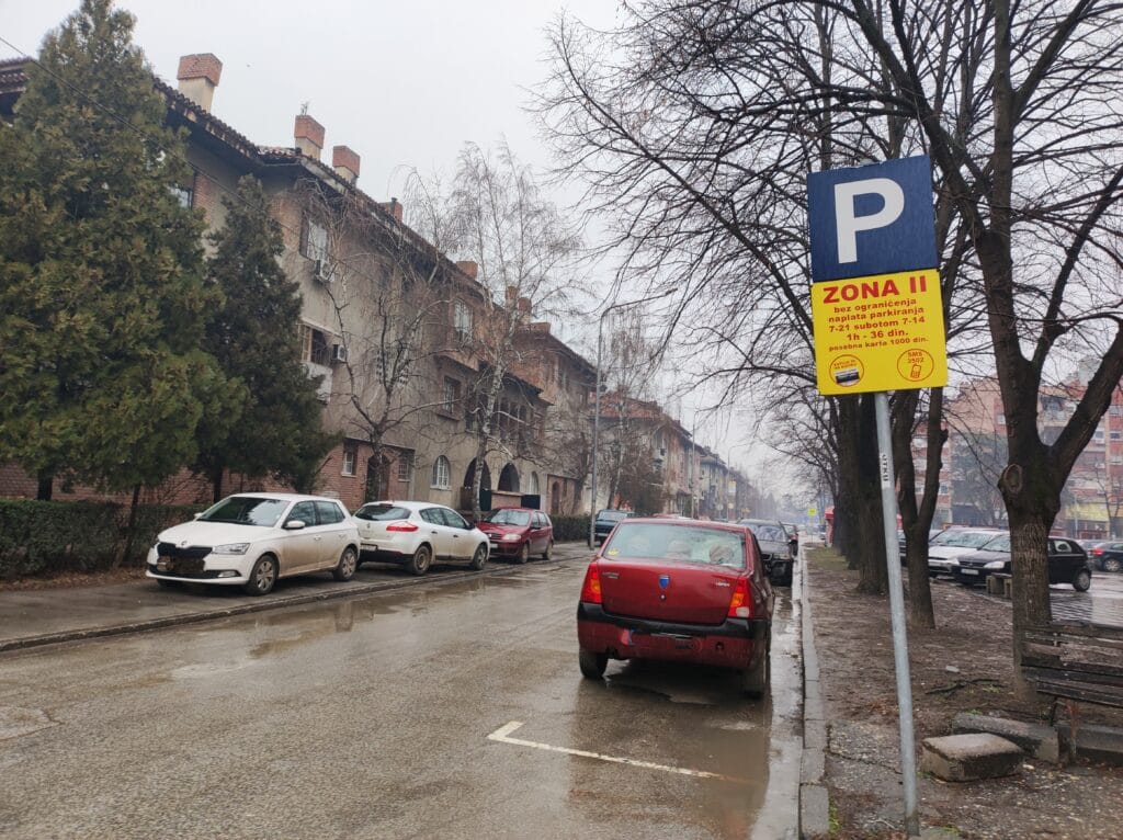 Fenomen u Jagodini: Trotoari puni parkiranih vozila, pešaci ne mogu da se kreću, a parking mesta prazna (FOTO) 2